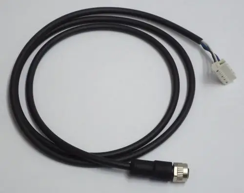 Schwarzes Kabel mit einem Steckverbinder und einem Anschlusskopf von Daikin. Das Kabel ist für einen Durchflusssensor vorgesehen und hat einen klaren Verlauf.